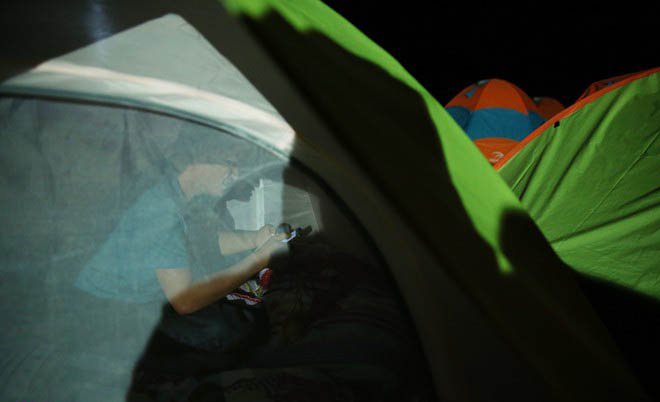 Hàng khách du lịch ngủ lều chờ hoa Tam giác mạch