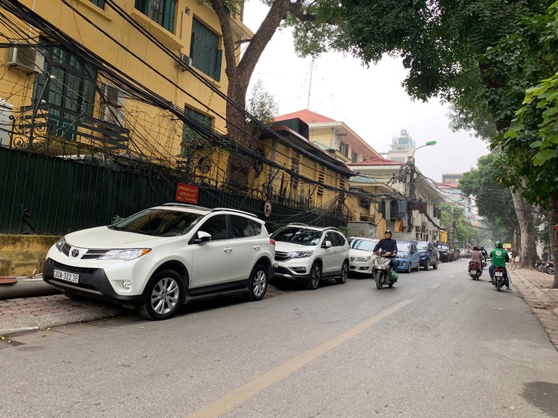 Cấm đỗ xe trên vỉa hè tại 56 tuyến phố Hà Nội
