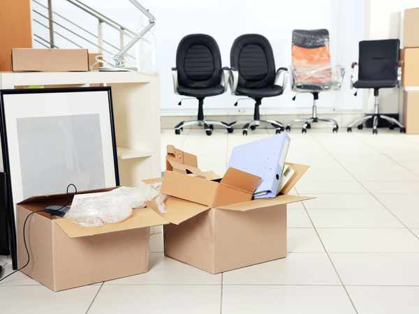 Chuyển văn phòng nên tự đóng gói đồ đạc không? Có nên chọn chuyển văn phòng trọn gói không?